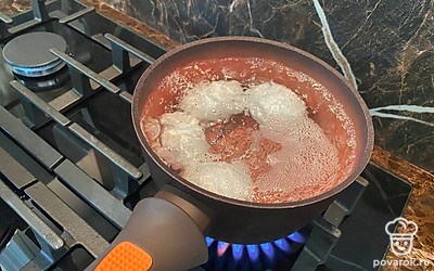 Яйца отварите вкрутую, остудите и очистите от скорлупы. Разрежьте яйца вдоль.