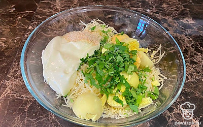 В миску натрите сыр, добавьте желтки, чеснок, майонез, зелень и специи. Хорошо перемешайте.