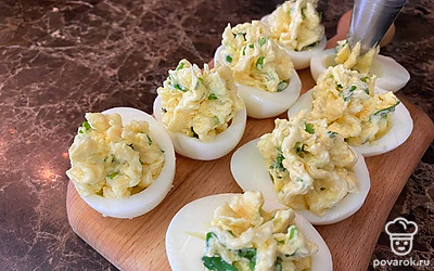 Щедро наполните половинки белков начинкой.