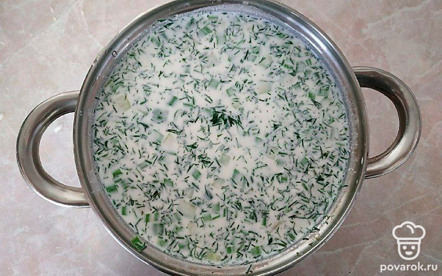 Сытная и витаминная окрошка на сметане с зеленью и колбасой — Рецепт с фото