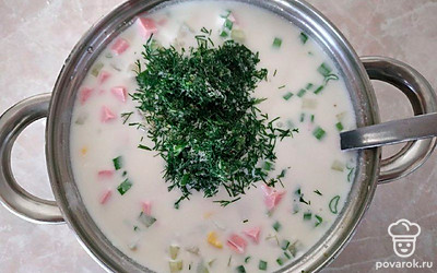 К нарезанным продуктам добавьте воду и сметану. Затем - лимонный сок, перец черный молотый и соль по вкусу и перемешайте. Поставьте в холодильник на пару часов.