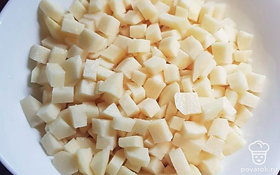 Почистить и нарезать картошку.