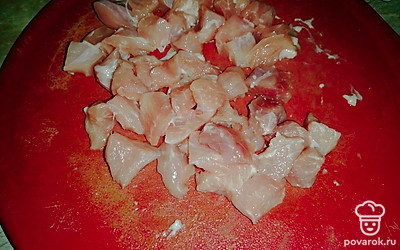 Нарезаю свинину небольшими кусочками, в кострюлю вливаю воду и отправляю на средний огонь вариться.