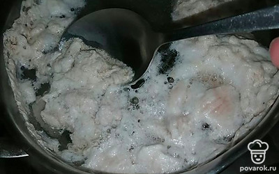 Как только начинает образовываться пена снимаю аккуратно ложкой. 