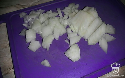 Нарезаю лук и отправляю вариться к мясу.