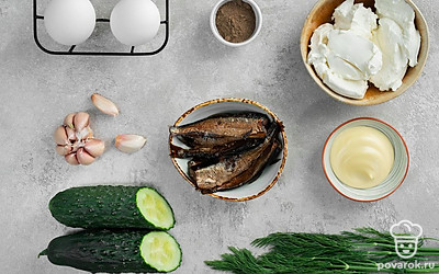 Куриное яйцо отварите вкрутую, после чего остудите и очистите от скорлупы. Огурец, зелень и чеснок хорошо промойте и просушите. Шпроты переложите в отдельную емкость, масло слейте.