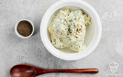 Приготовьте начинку. Очищенное яйцо натрите на мелкой терке, после чего переложите в глубокую миску. Укроп мелко порубите, а зубчик чеснока очистите от шелухи и пропустите через пресс. Измельченные ингредиенты добавьте к яйцу. Затем выложите в миску сливочный сыр, майонез и немного молотого перца. Готовую начинку тщательно перемешайте.