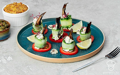 Готовую закуску со шпротами переложите на большую тарелку, а после подайте к столу. При желании украсьте блюдо веточками зелени или «цветочками» из огурцов.