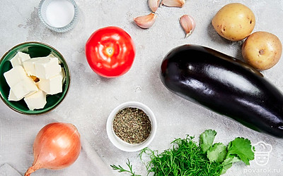 Картофель помойте, почистите, нарежьте на маленькие кубики. Баклажан помойте, нарежьте на половинки кружочков и замочите в подсоленной воде на 10 минут, отожмите лишнюю воду. Репчатый лук и чеснок почистите и мелко покрошите. Помидор помойте, удалите плодоножку и нарежьте мелким кубиком. Петрушку, кинзу, укроп помойте, обсушите и измельчите. Листья салата помойте и обсушите.