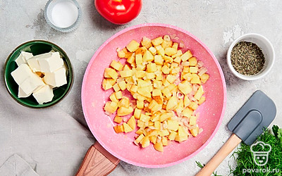 Приготовьте картофель. Растопите на сковороде половину сливочного масла, обжарьте лук с чесноком в течение 3 минут. Добавьте к луку картофель и жарьте 15 минут, регулярно помешивая.