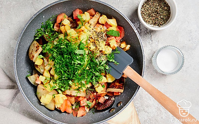 Приготовьте аджапсандали. Соедините содержимое обеих сковородок в одной. Добавьте петрушку, кинзу, укроп и сушеный базилик. Посолите, тщательно перемешайте и потушите еще 5 минут под закрытой крышкой.