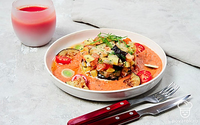 Подавайте аджапсандали горячим на листьях салата.