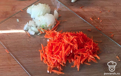 Разогрейте сковороду. Мелко нарежьте лук и морковь. Поставьте разогреваться бульон.