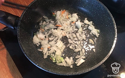 Сначала обжарьте до золотистости на растительном масле лук.