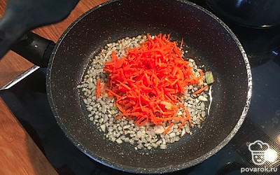 Добавьте морковь и обжарьте ее до мягкости еще несколько минут на среднем огне.