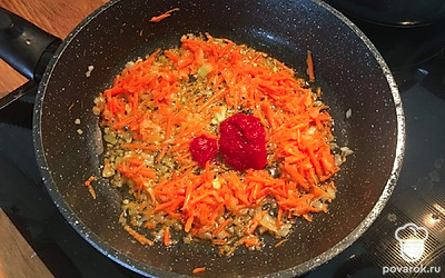 Добавьте томатную пасту и обжаривайте еще минуты 2-3.