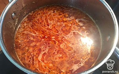 Добавьте зажарку в разогретый бульон. Доведите до кипения. Через 5 минут после закипания добавьте картофель, нарезанный кубиками. Варите минут 10.