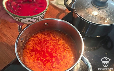 Когда картофель уже почти приготовится (проверяйте его на мягкость), добавьте красную фасоль и готовьте еще 5 минут после закипания. Так как все ингредиенты у нас готовы, ориентируйтесь на то, что суп будет готов, когда сварится картофель. У меня на это ушло суммарно 20 минут.