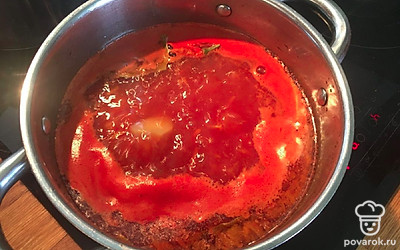 Последним шагом добавьте специи для аромата – лавровый лист, чеснок (зубчики целиком) и специи – соль, красную паприку и перец. Готовьте еще минут 5.