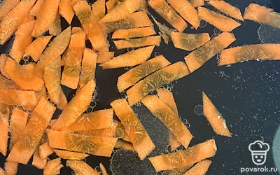 Морковку режем полосочками. Добавляем в уже готовый мясной бульон.