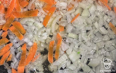 Лук режем небольшими кусочками и отправляем к морковке. Варим все это минут 15. Подсаливаем.