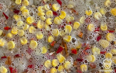 Добавляем рис. Варим минут 25, затем добавляем картофель и варим еще 15 минут. Добавляем специи.