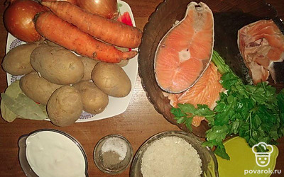 Семгу помойте и обсушите. Морковь, лук и картофель очистите от кожуры и помойте. Зелень ополосните и просушите на салфетке.