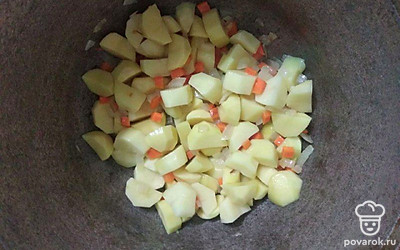 Добавьте к луку и моркови нарезанный крупными кубиками картофель и обжарьте пару минут. Вторую морковь порежьте кружочками, лук - вдоль на 6 частей и отправьте туда же.