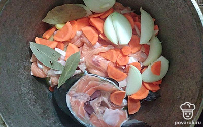 Семгу поделите на порционные куски и добавьте в казан. Залейте все водой, доведите до кипения, снимите пену. Вкиньте лавровый лист, соль, перец и промытый рис.