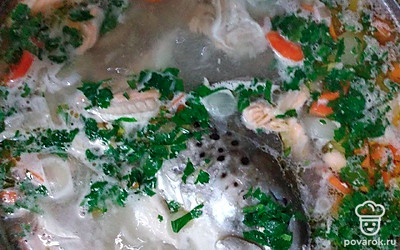 Варите до готовности картофеля. Затем добавьте кокосовое молоко, рубленую зелень, вскипятите и выключите.