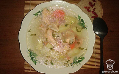 Разлейте суп по тарелкам. Присыпьте свежей зеленью. Подайте хлеб, острый соус, чеснок.