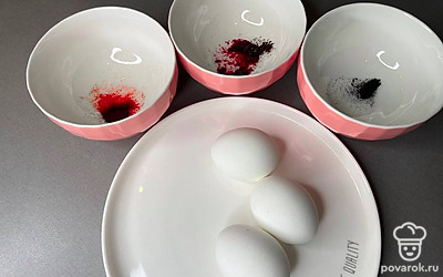 Сварите яйца, остудите. Яйца используйте белого цвета. Подготовьте красители тех цветов, которые вам нравятся.
