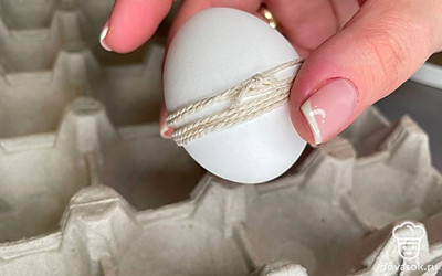 Вареные яйца по центру аккуратно обмотайте бечевкой.