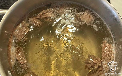 Наливаем в кастрюлю воду, выкладываем мясо и варим часа 1,5.