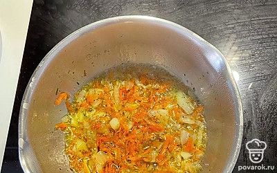 Чистим овощи. Нарезаем лук, морковь. Делаем зажарку.