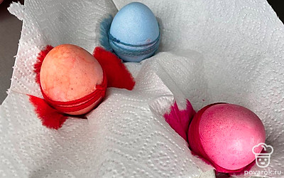 Аккуратно достаньте яйца ложкой, чтобы не испачкаться, и промокните салфеткой. Снимите бечевку.