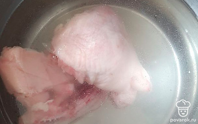 Ставим на огонь кастрюлю с водой и куриными бедрами и варим до их готовности.