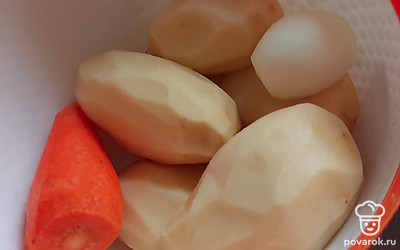 Чистим и моем картофель, морковь и лук.