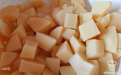 Картофель режем средними кубиками и добавляем в кастрюлю с мясом.