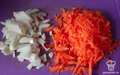Морковь трем на крупной терке, лук режем мелким кубиком.
