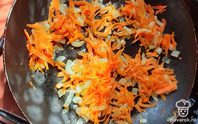 Лук и морковь обжариваем на сковороде до готовности.