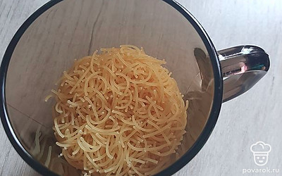 Когда картофель будет наполовину готов, добавляем к нему вермишель.