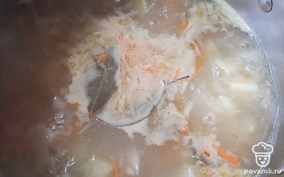 Затем в кастрюлю кладем обжареные морковь и лук, добавляем лавровый лист,соль и перец по вкусу и доводим до готовности вермишели и картофеля.