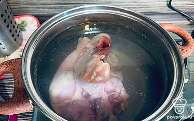 Отварите курицу примерно час в питьевой воде. Курицу после достаньте и процедите бульон.
