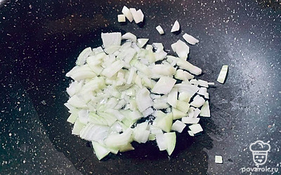 Отбжарьте репчатый лук на растительном масле.