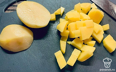 Нарежьте картофель кубиками и добавьте в бульон. Варите 10 минут.
