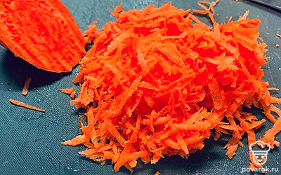 Натрите морковь на мелкой терке.