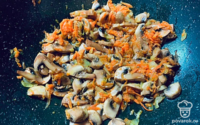 Нарежьте шампиньоны и обжарьте вместе с морковью и луком.