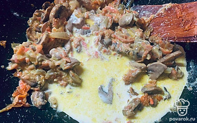 В зажарку добавьте сливки и соль по вкусу.