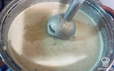 Возьмите погружной блендер и доведите суп до состояния пюре. Суп готов.